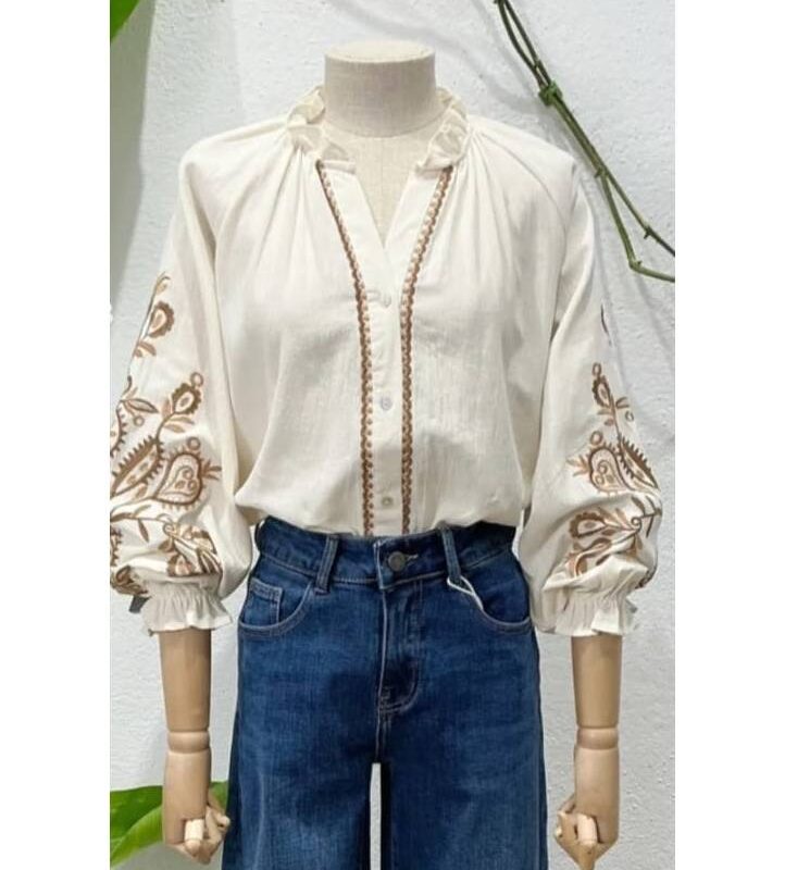 Blusa con bordado floral